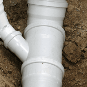 Tuyaux en PVC installés pour une entrée d’eau souterraine.