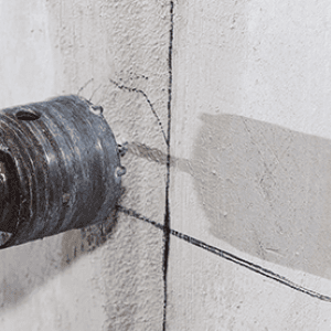 Foreuse en action réalisant un perçage précis dans un mur de béton.