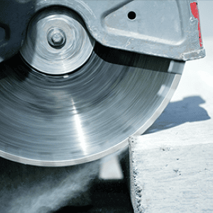 Lame de scie circulaire découpant une dalle de béton.